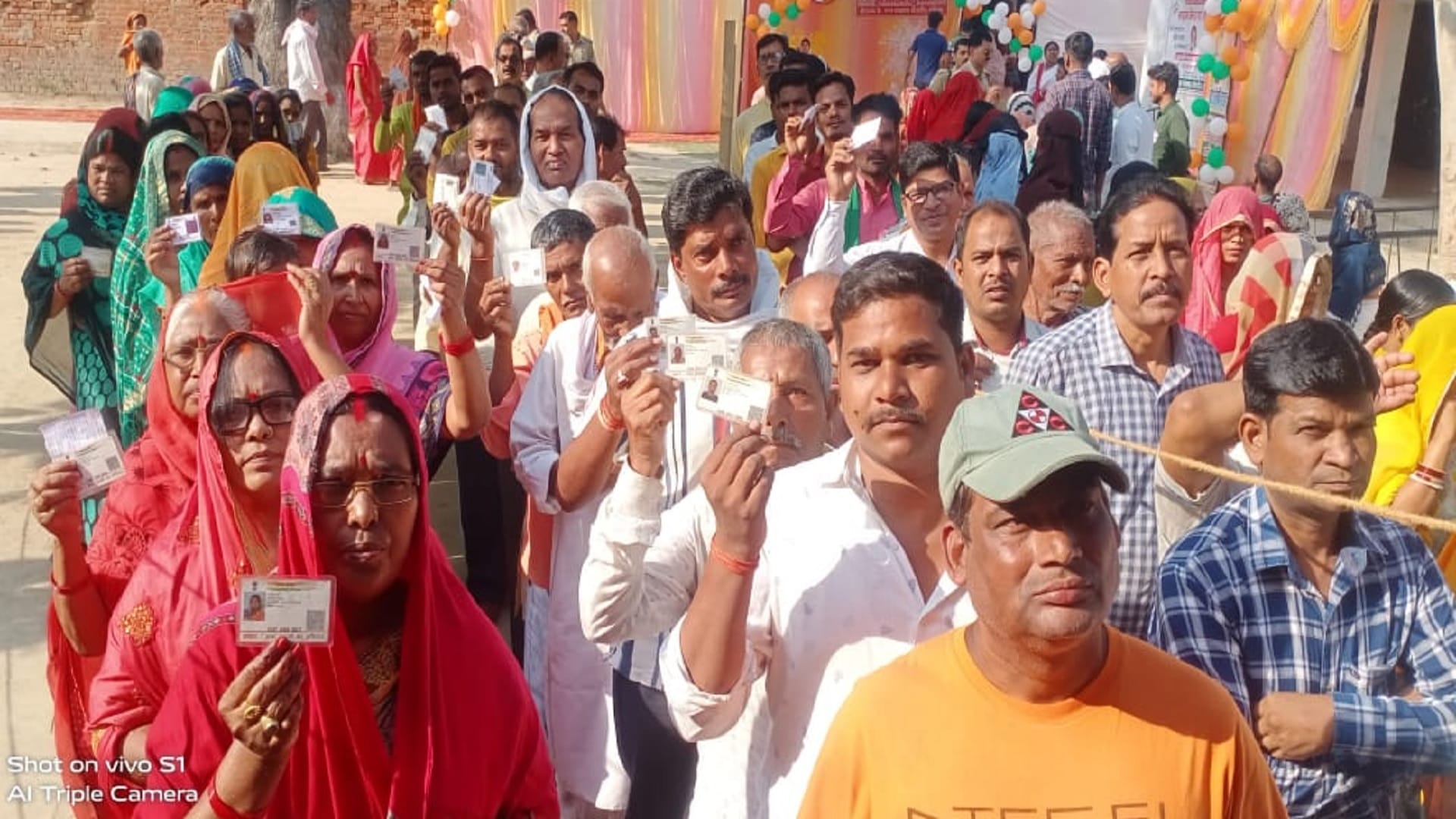 मतदाताओं की लगी लाइन