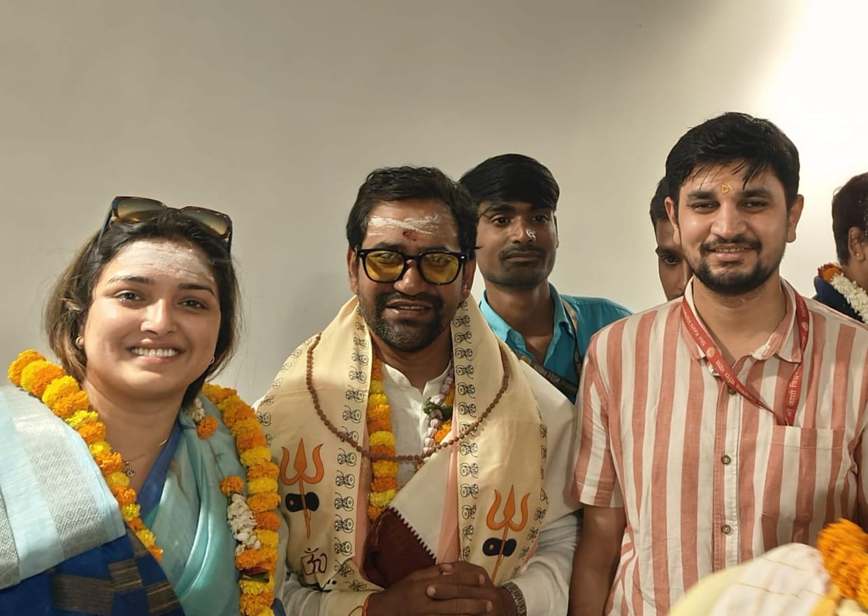 Dinesh Lal Yadav Nirhua worship in Kashi Vishwanath dham with actress Amrapali
