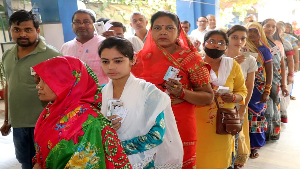 UP Nikay Chunav more than 55 percent voting in Shahjahanpur district