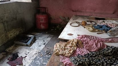 लखनऊ में दर्दनाक हादसा: ओवर चार्जिंग से ई-रिक्शा की दो बैटरी फटीं, मां-बेटे व भतीजी की मौत, तीन लोग घायल Two batteries of e rickshaw explode due to overcharging in Lucknow three died