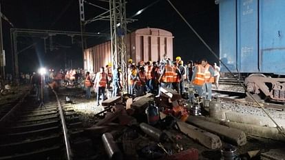 Katni Accident: कई घंटों की कड़ी मशक्कत के बाद पटरी पर आये चारों डिब्बे, नुकसान और लापरवाही की जांच करेगी टीम Katni Train Accident: Derailed Train Coaches in Katni Team Will Investigate Negligence News in Hindi