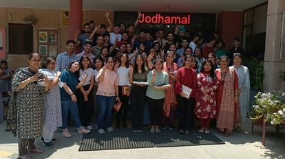 CBSE Result 2023: सीबीएसई 12वीं के नतीजे जारी, जम्मू कश्मीर में 94.91% विद्यार्थी हुए पास, जानें कैसे करें चेक CBSE Result 2023 10th 12th Board: CBSE Declared Exam Result jammu kashmir school Topper list
