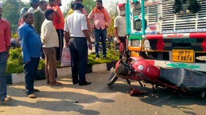 Varanasi Accident: ट्रक ने बाइक सवार दो लोगों को कुचला, अस्पताल में भर्ती, एक की हालत गंभीर Varanasi Accident: Truck crushed two bike riders, hospitalized, one in critical condition
