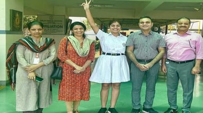 CBSE Result: 10वीं बोर्ड में वाराणसी का बजा डंका, यूपी टॉप-10 की सूची में 7 पर कब्जा, आर्जवी ने किया जिला टॉप CBSE Result 10th board Varanasi performance UP top 10 list Arjvi gupta topped district