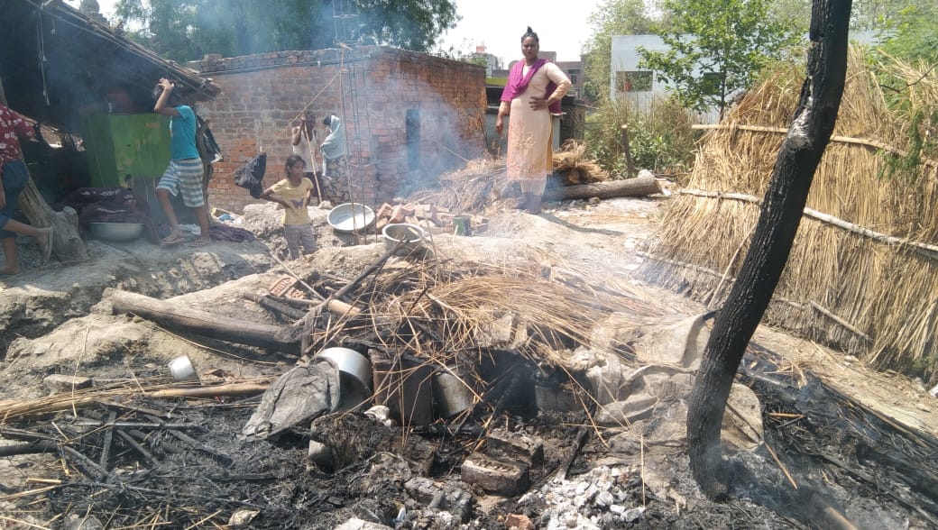 Fire broke out in Kanjar Basti due to the negligence of the Excise Department, people went to the District Mag