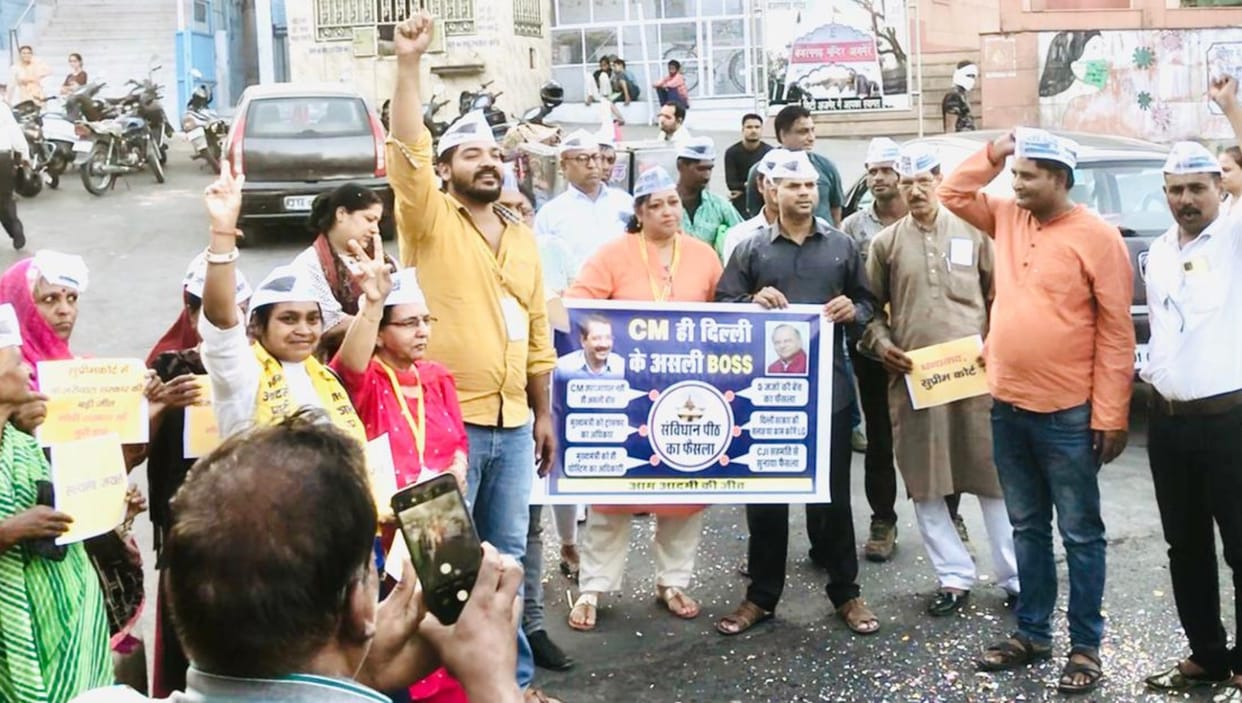 Aam Aadmi Party celebrated in Ajmer on LG decision of Supreme Court fireworks by feeding sweets