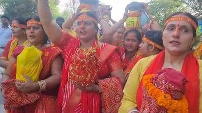 Baba Bageshwar Dham: Grand journey before Hanumant Katha, 5100 women reached Hanuman ji's idol with urn