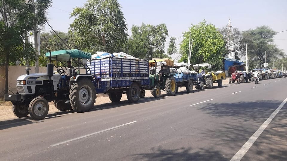 Struggling to sell crops, Farmers spent night on the road, four kilometer long line of tractors in Bhiwani