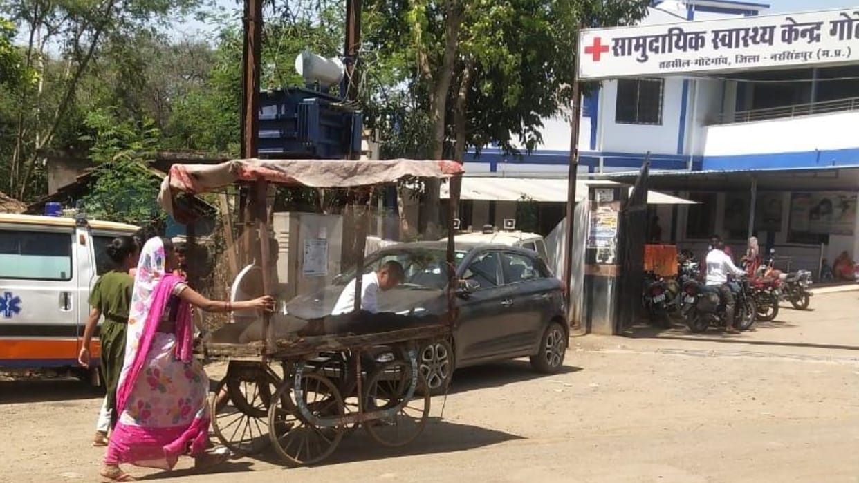 The incident of Gotegaon of Narsinghpur reached the hospital with the patient in handcart