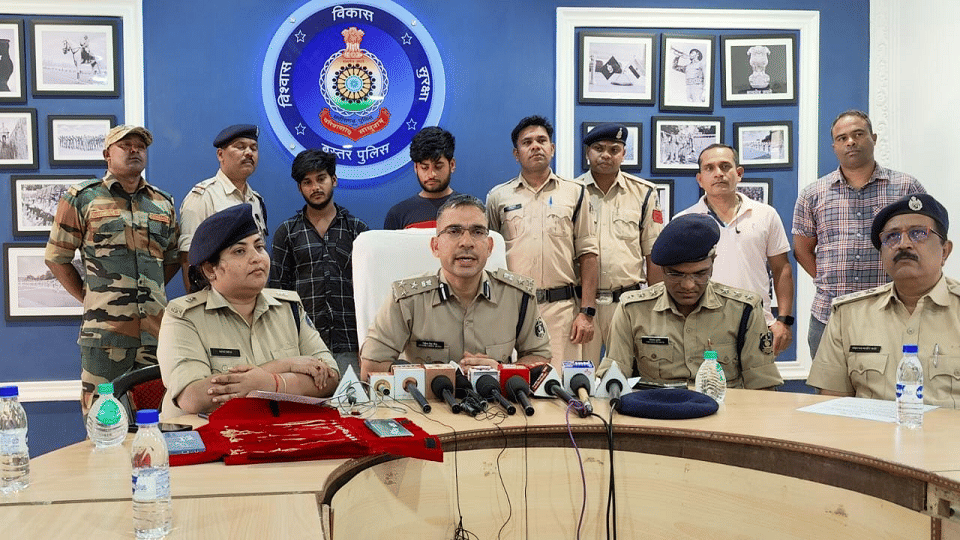 Bastar police arrested accused in jewelery shop robbery case in Jagdalpur
