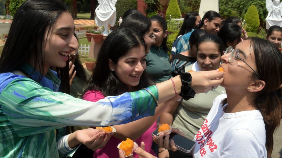 CBSE Result 2023 12th Board CBSE Declared Exam Result Chandigarh Topper Read Updates In Hindi