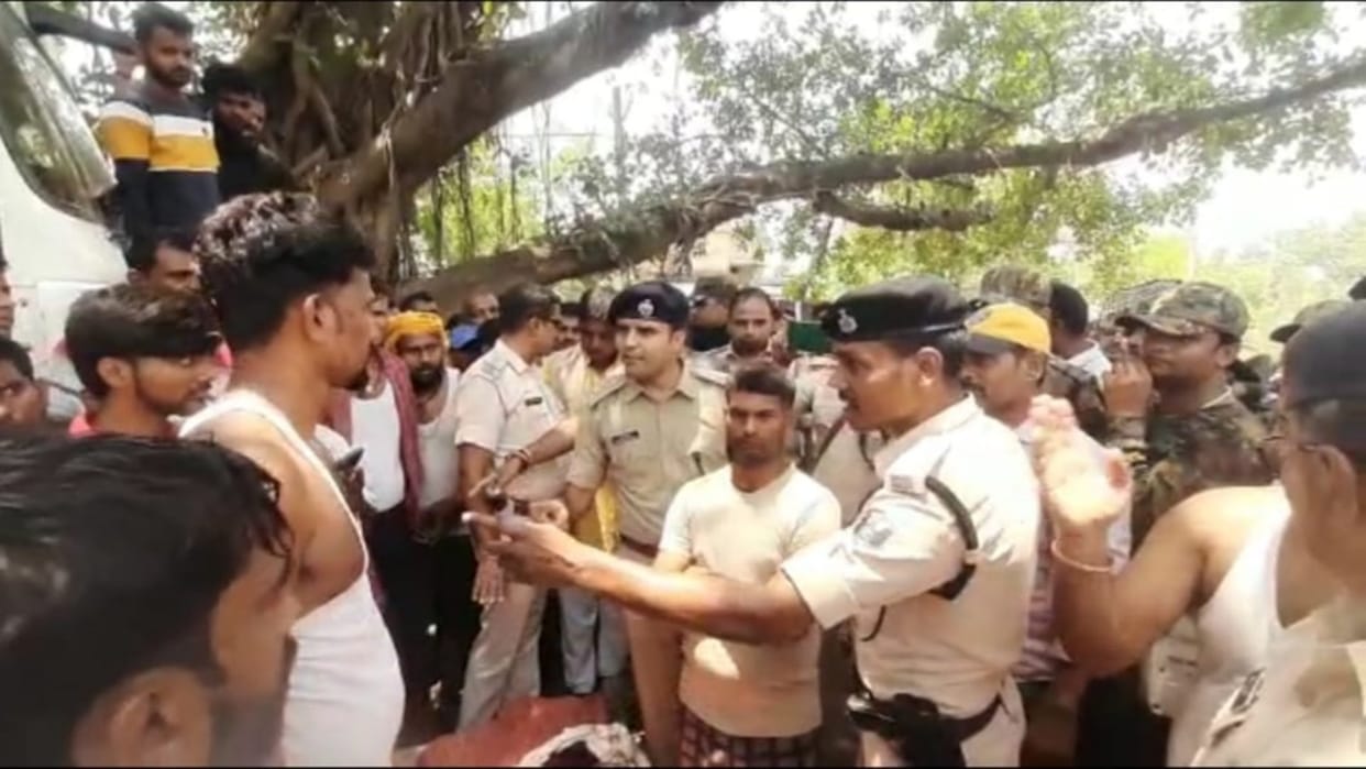 Dead body of person found from Son river bank in Arrah, relatives blocked road and demanded arrest of accused