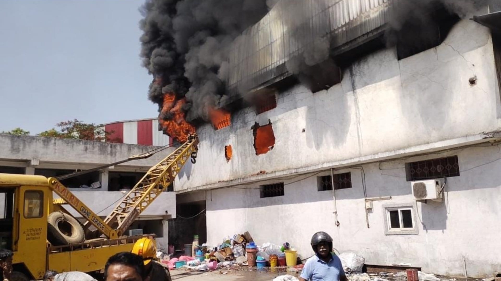 Fierce fire broke out in plastic factory in Katni, goods worth crores burnt to ashes
