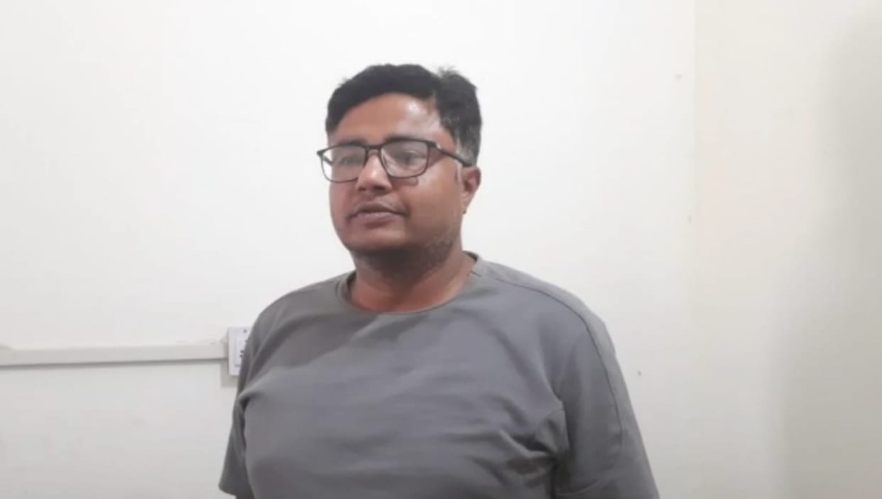 ACB caught the officer of CMHO office inJhunjhunu asked for 13 thousand and three liquor bottles for NOC