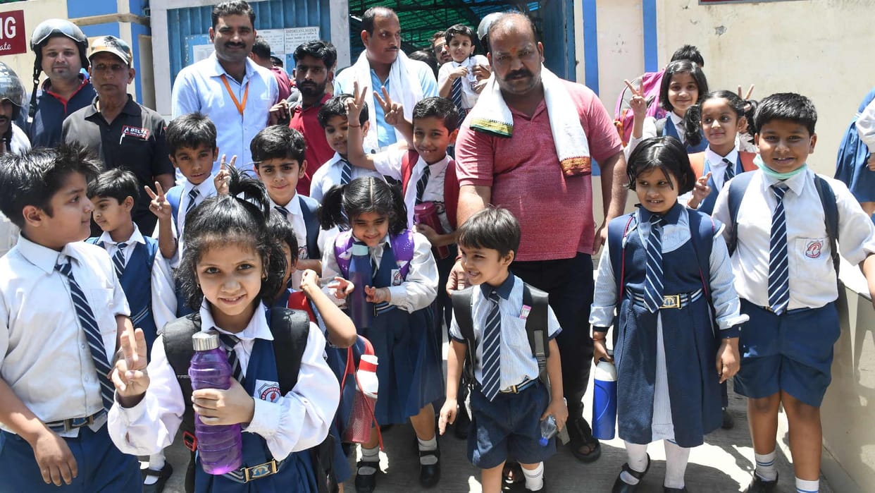 Temperature rises, humidity persists, yet the order for leave of schools up to eighth at 12.30 canceled