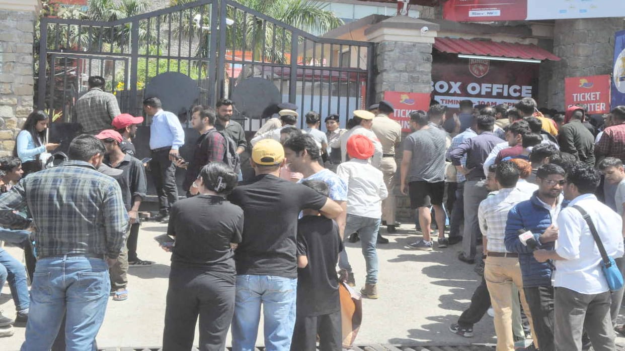 Dharamshala: Cricket lovers raised slogans outside the counter as IPL tickets became expensive