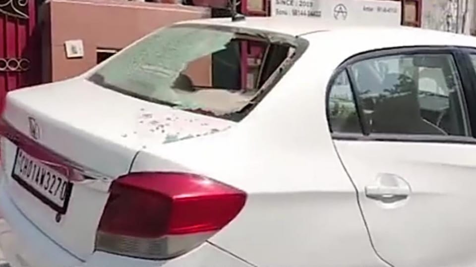 Two Man broke windows of vehicles in Master Tara Singh Nagar of Jalandhar