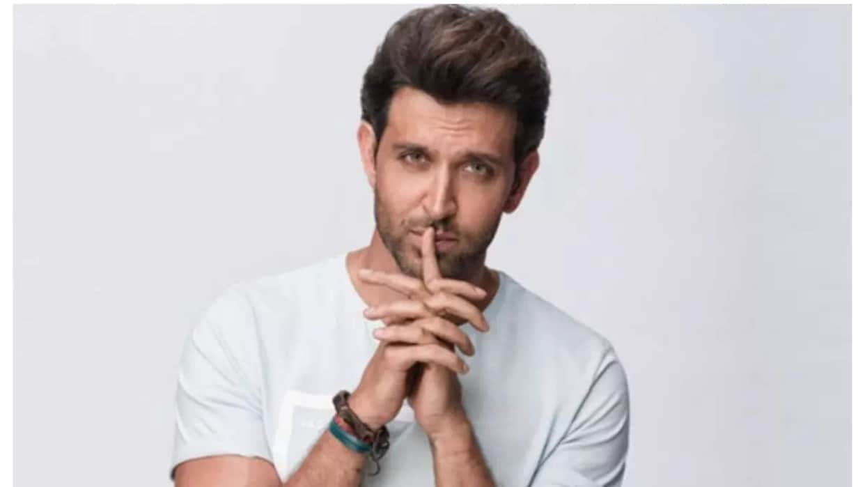Fighter actor Hrithik Roshan accorded warm welcome by fans in Jammu actor dances to Ek Pal Ka Jeena watch