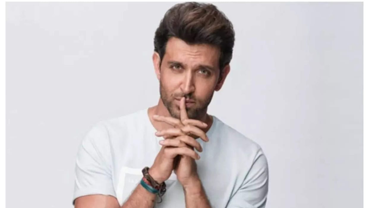 Fighter actor Hrithik Roshan accorded warm welcome by fans in Jammu actor dances to Ek Pal Ka Jeena watch