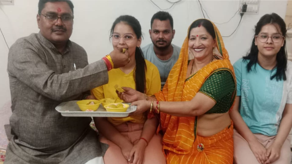 CBSE topper daughters in Mainpuri want to serve  country by becoming IAS