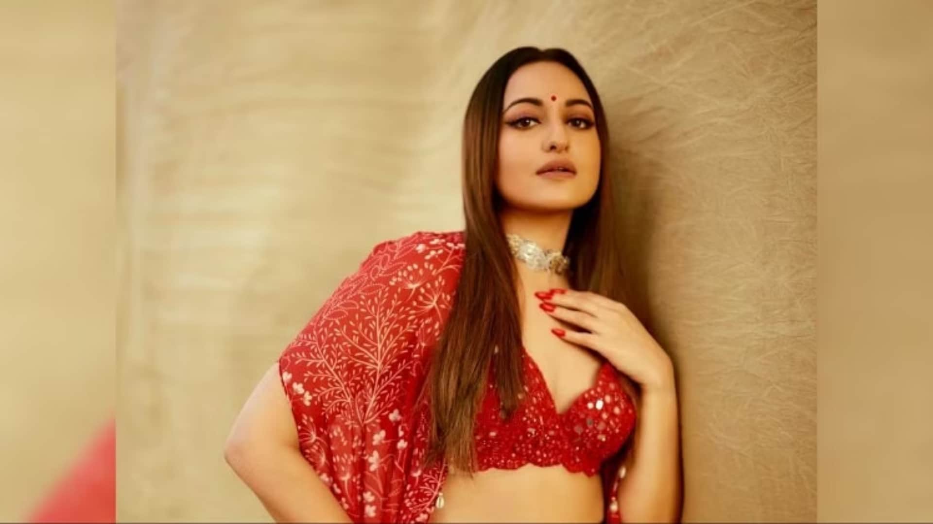 Sonakshi Sinha birthday spcial know about actress films Dabangg Dahaad Rowdy Rathore and her controversies