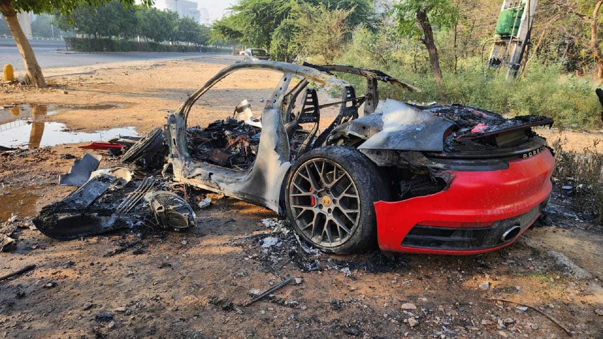 Two crore car collided with a tree in Gurugram, burnt to ashes