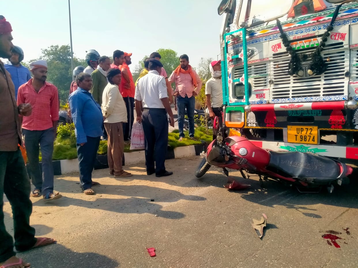 Varanasi Accident: Truck crushed two bike riders, hospitalized, one in critical condition
