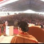 कथावाचन करते बाबा बागेश्वर धाम वाले पंडित धीरेंद्र शास्त्री।