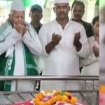 मजार पर चादरपोशी की दुआ पढ़ते राजद सुप्रीमो लालू प्रसाद यादव।