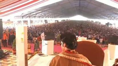 Dhirendra Shastri : बागेश्वर धाम वाले बाबा मंच से बोले- बिहार लोग धन्य हैं, यहां मां जानकी ने जन्म लिया Dhirendra Shastri: Bageshwar Dham Baba arrived for reading Hanumant Katha, BJP leaders performed aarti
