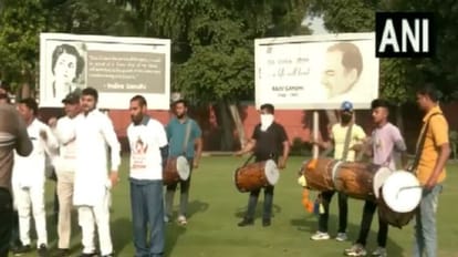 Karnataka Result: मतगणना शुरू होने से पहले दिल्ली के कांग्रेस कार्यालय में जश्न, ढोल-नगाड़े बजा रहे कार्यकर्ता Celebration begins at Congress office in Delhi ahead of counting of votes for 224 seats in the Karnataka