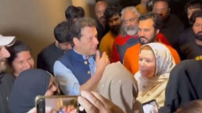 Imran Khan: IHC से सुरक्षात्मक जमानत मिलने के बाद लाहौर में अपने घर पहुंचे इमरान खान, पुलिस पर लगाए ये आरोप Imran Khan back at Lahore residence after securing bail in many cases