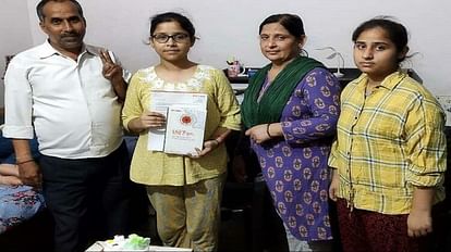 Aligarh News: सीबीएसई के 12 व 10वीं के जिला टॉपर को अमर उजाला ने दी बधाई, कटवाया केक Amar Ujala congratulated CBSE 12th and 10th district toppers