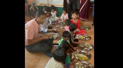 MP News: Bhopal Collector Ashish Singh sat down and ate food with the children in the Anganwadi, asked the chi