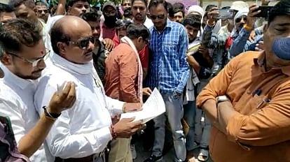 MP News: खरगोन बस हादसे के बाद रेत ओवरलोडिंग के केस, रेत ठेकेदार सड़क पर उतरे, जताया विरोध MP News: Sand Contractors In Khargone On Target Of Police After Bus Accident