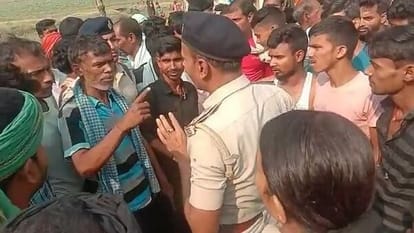 Bihar : चलती गाड़ी से दुपट्टा खींचे जाने पर गिरी छात्रा की नहीं बची जान, अब नालंदा में कोहराम Bihar: Girl student died after her scarf was pulled from a moving vehicle, people created ruckus in protest