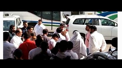 Indore: नेता प्रतिपक्ष चिंटू चौकसे और कांग्रेस नेता शेख अलीम झगड़ पड़े,दूसरे नेताओं ने किया बीच-बचाव Leader of Opposition Chintu Chokse and Congress leader Sheikh Alim got into a fight, other leaders intervened