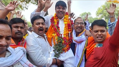 Nikay Chunav Result: पांडेयपुर वार्ड से भाजपा के अशोक मौर्य ने पार्षद का चुनाव जीता, जश्न का माहौल Nikay Chunav Result: BJP's Ashok Maurya won the election of councilor from Pandeypur ward, an atmosphere of ce