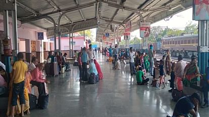Passengers says that Damoh is such a railway station in India where even tea and water are not available