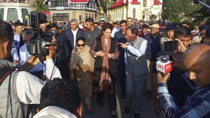 Priyanka Gandhi: प्रियंका ने की शिमला के रिज मैदान की सैर, प्रसिद्ध कॉफी हाउस भी पहुंचीं Priyanka Gandhi Vadra statement on On Karnataka Election Results 2023