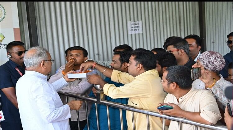 Cg Congress Leaders Celebration On Karnataka Election Results Cm Bhupesh Baghel Distributed