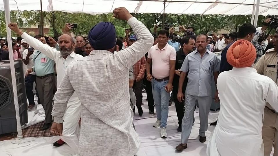 Chief Minister arrived in Kharekan village of Sirsa, Sarpanchs under house arrest even before arrival