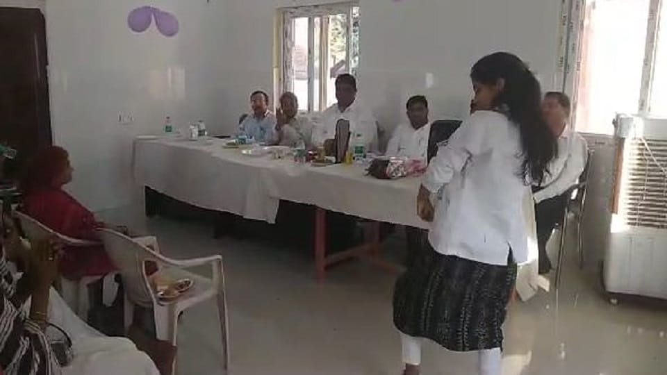 Health workers danced on film songs in presence of CMO mainpuri