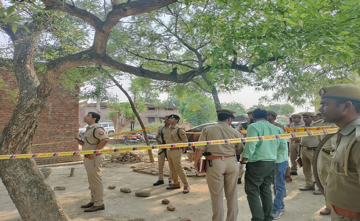 dead body was hanged on tree after murder of only son in ballia