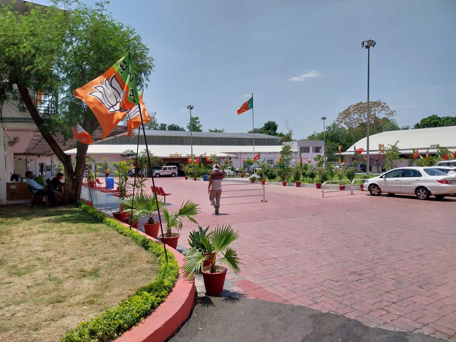 Karnataka Results 2023: Celebration with drums in MP Congress office, brainstorming in BJP headquarters