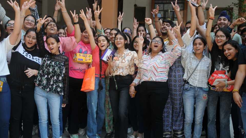 CBSE Result 2023: Manya in 10th and Vivan Garg in 12th topped in Ludhiana