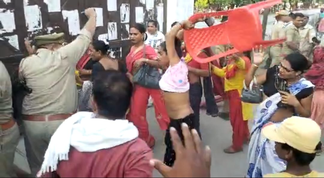 Nikay Chunav Result Heavy ruckus outside counting venue in Chandauli kinnar attacked police