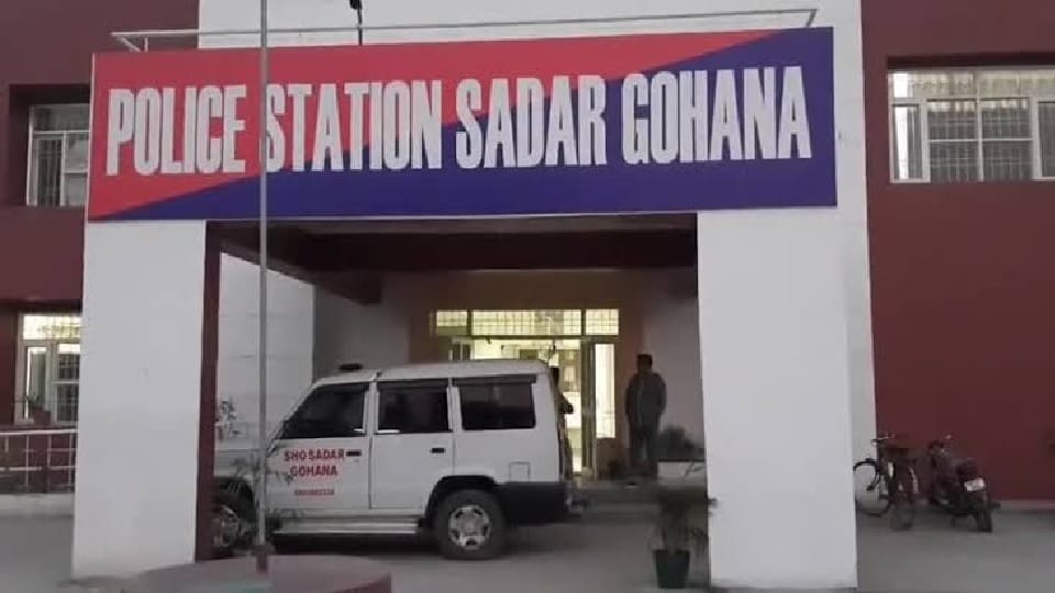 Armed youth forcibly entered two liquor shops in Sonipat, drove salesman away at gunpoint
