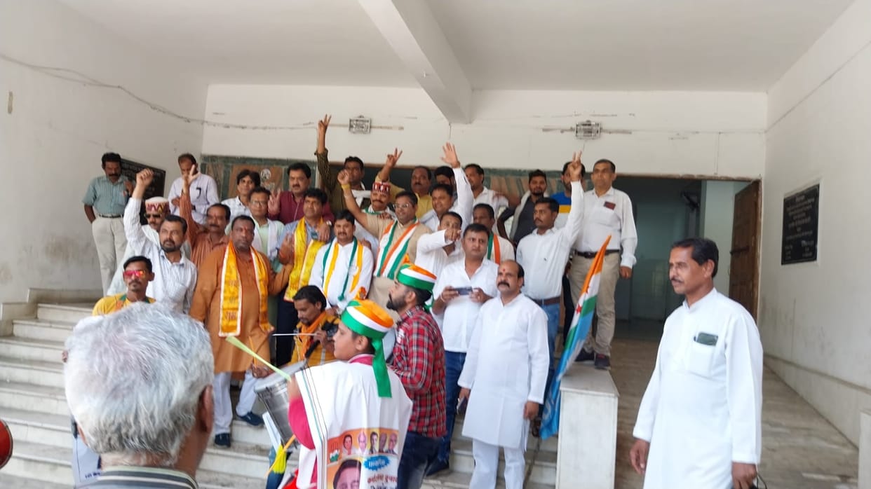 Karnataka Results 2023: Celebration with drums in MP Congress office, brainstorming in BJP headquarters