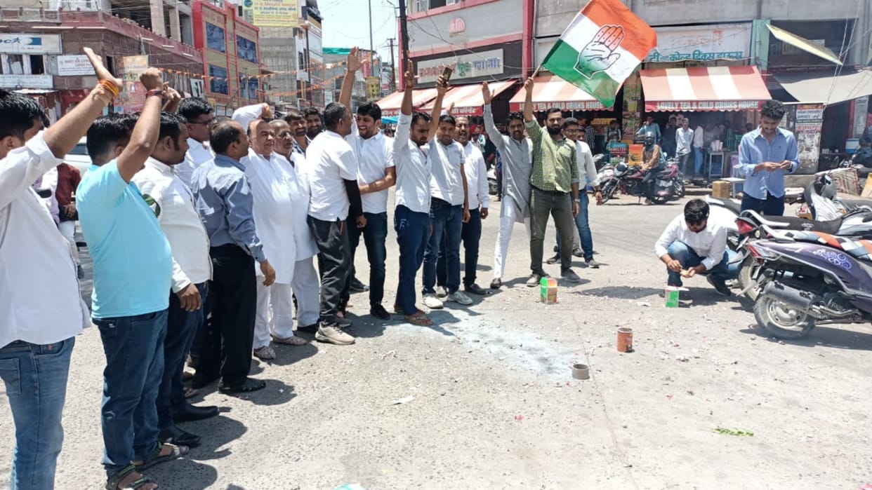 Barmer congress leaders celebrates winning of congress in karnataka chanted jay shree ram